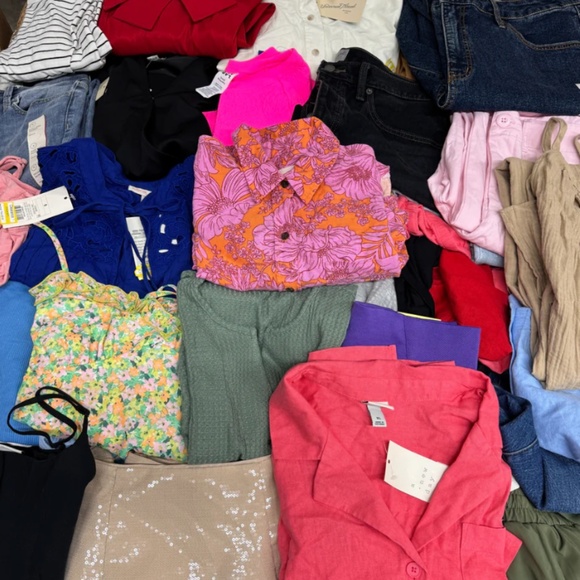 SUPPORT OUR SHOW (LOT OF 10-15) Target Women’s Wholesale Clothing Box - Picture 8 of 9